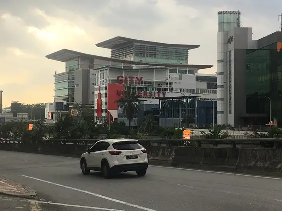City University — 校园照片（来自 Google 地图）